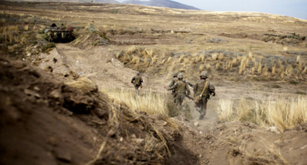 Нагорный Карабах, военные учения на полигоне "Тигранакерт", октябрь 2012 г. Фото Инны Мхитарян, http://hetq.am/rus/multimedia/slideshows/64