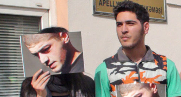 Активисты у здания апелляционного суда с портретом Мамеда Азизова во время безмолвной акции протеста. Баку, 27 марта 2013 г. Фото Парваны Байрамовой для "Кавказского узла"