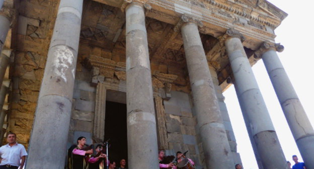 Празднование Навасарда у языческого храма Гарни. Армения, Котайкская область, 11 августа 2013 г. Фото Армине Мартиросян для "Кавказского узла"