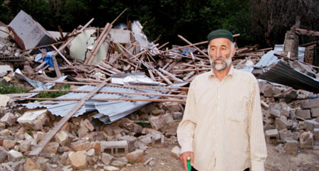 Житель селения Гимры Али Сулейманов, отец "шариатского судьи" Магомеда Сулейманова, у развалин своего дома, разрушенного в ходе апрельской КТО. 18 июня 2013 г. Фото Аиды Магомедовой для "Кавказского узла"  