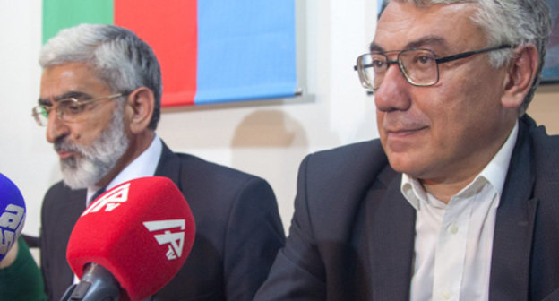 Лидер ПКНФА Мирмахмуд Миралиоглу и глава исполнительного аппарата НСДС Эльдар Намазов на сессии НСДС в Баку  12 августа 2013 г. Фото Азиза Каримова для "Кавказского узла"