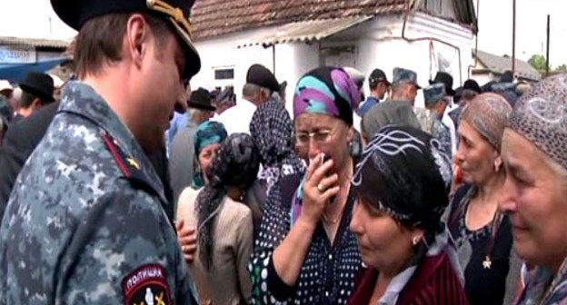 Во время похорон сержанта полиции Арсена Шампарова в его родном селении Зарагиж. КБР, 7 августа 2013 г. Фото http://nac.gov.ru/