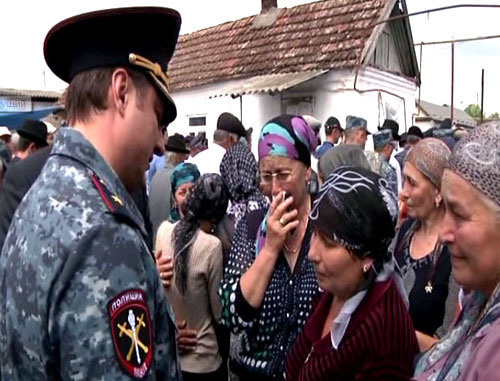 Во время похорон сержанта полиции Арсена Шампарова в его родном селении Зарагиж. КБР, 7 августа 2013 г. Фото http://nac.gov.ru/