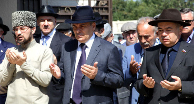 Похороны сенатора от Кабардино-Балкарии Альберта Кажарова в родовом селе Анзорей. КБР, 15 августа 2013 г. Фото предоставлено пресс-службой главы КБР