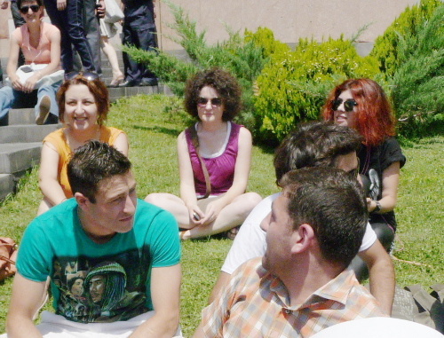 Молодежь Еревана участвует в пикете против повышения тарифов на общественный транспорт. 19 июля 2013 г. Фото Армине Мартиросян для "Кавказского узла"