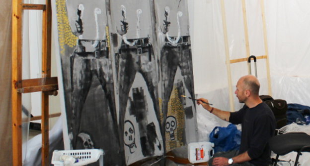 Художник Стас Харин (Северная Осетия), участник симпозиума "Аланика", за работой. Владикавказ, 8 августа 2013 г. Фото Эммы Марзоевой для "Кавказского узла"