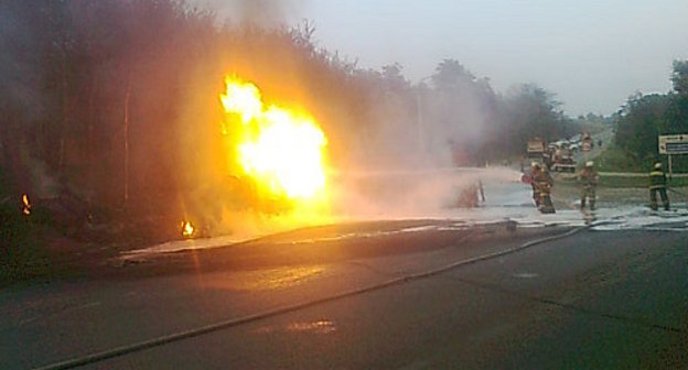 ДТП с участием бензовоза в селе Александровском Ставропольского края. 12 августа 2013 г. Фото  пресс-службы ГУ МЧС России по Ставропольскому краю, www.26.mchs.gov.ru 