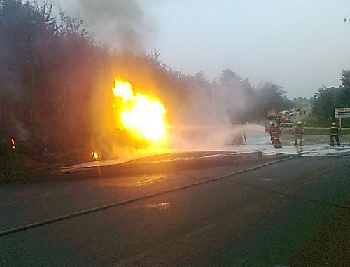 ДТП с участием бензовоза в селе Александровском Ставропольского края. 12 августа 2013 г. Фото  пресс-службы ГУ МЧС России по Ставропольскому краю, www.26.mchs.gov.ru 