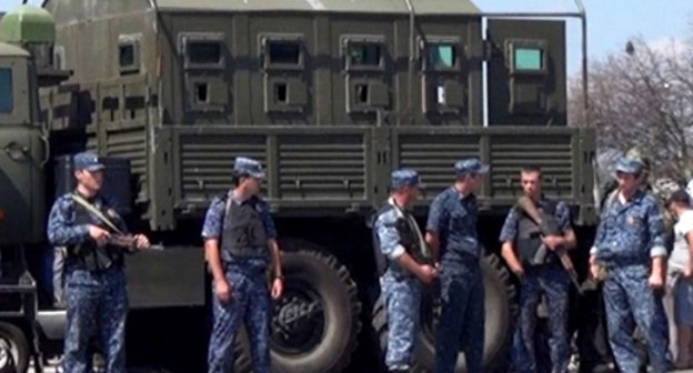 Полиция на перекрестке улиц Катханова – Ленина на въезде в Баксан, где был убит Рустам Кауфов. 1 августа 2013 г. фото пресс-службы МВД КБР, 07.mvd.ru