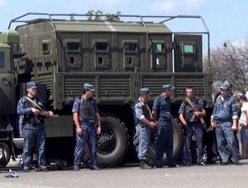 Полиция на перекрестке улиц Катханова – Ленина на въезде в Баксан, где был убит Рустам Кауфов. 1 августа 2013 г. фото пресс-службы МВД КБР, 07.mvd.ru