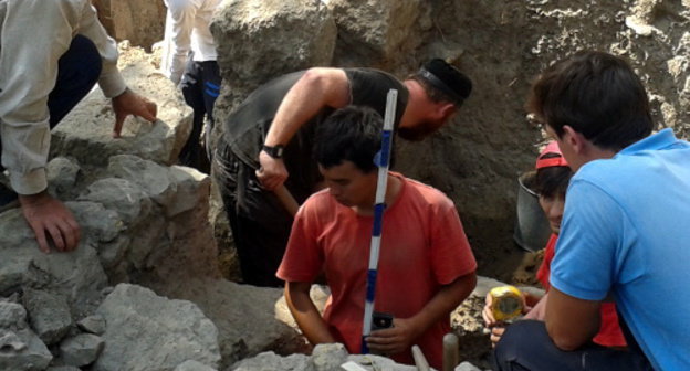 Студенты-археологи исторического факультета ЧГУ участвуют в раскопках поселения начала раннего средневековья, проводимых Дербентской археологической экспедицией ДНЦ РАН. Дагестан, Дербент, август 2013 г. Фото Рашида Мамаева для "Кавказского узла"