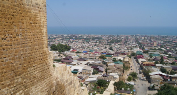 Вид Дербента от крепости Нарын-Кала. Август 2013 г. Фото Натальи Крайновой для "Кавказского узла"