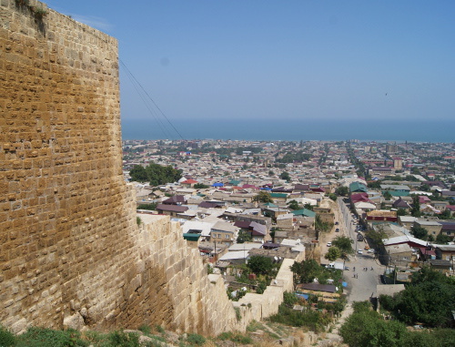 Вид Дербента от крепости Нарын-Кала. Август 2013 г. Фото Натальи Крайновой для "Кавказского узла"