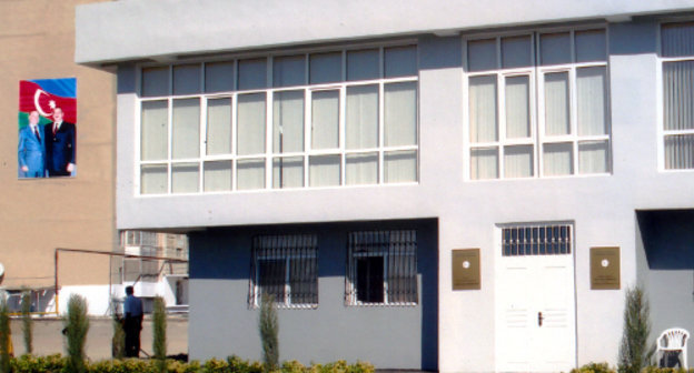 Здание окружной избирательной комиссии №30 в поселке Сураханы, Баку. Фото: http://www.infocenter.gov.az