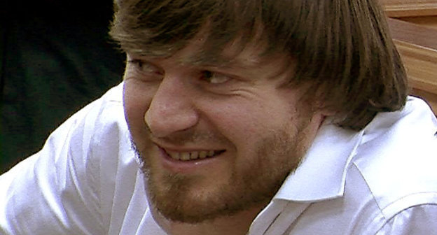 Джабраил Махмудов перед началом судебного заседания в Мосгорсуде по уголовному делу об убийстве Анны Политковской 4 июня 2013 г. Кадр из видеосъемки пресс-службы Мосгорсуда, http://mos-gorsud.ru/video/sudzs/?pn=0&id=168