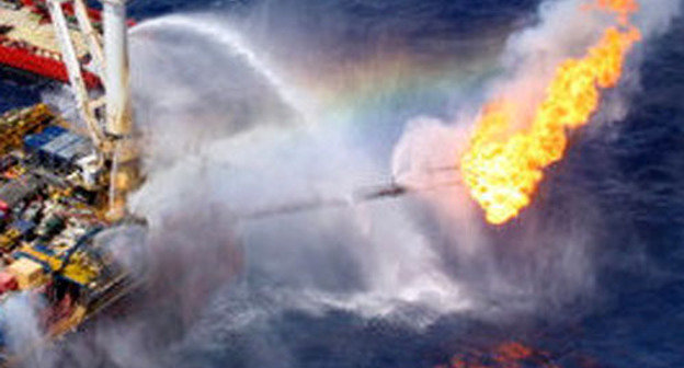 Пожар на газовом месторождении "Булла-дениз" в Каспийском море. Фото: "Новости-Азербайджан", http://www.newsazerbaijan.ru/