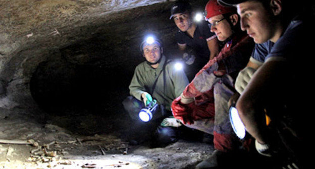 Археологи обследуют пещеру в районе селения Бедык в Кабардино-Балкарии. 11 августа 2013 г. Фото Жанны Шогеновой для "Кавказского узла"
