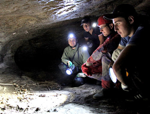 Археологи обследуют пещеру в районе селения Бедык в Кабардино-Балкарии. 11 августа 2013 г. Фото Жанны Шогеновой для "Кавказского узла"