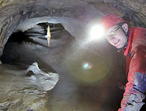Археолог обследуют пещеру в районе селения Бедык в Кабардино-Балкарии. 11 августа 2013 г. Фото Жанны Шогеновой для "Кавказского узла"