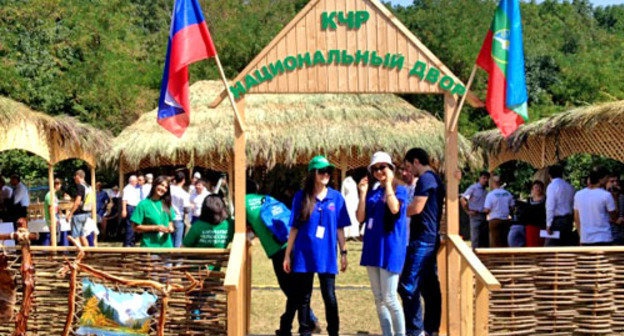 Национальный двор, организованный в рамках Дня КЧР на форуме "Машук". Пятигорск, 19 августа 2013 г. Фото http://www.kchr.ru/