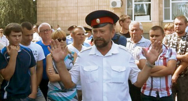 Стихийный митинг жителей станицы Вешенской возле администрации Шолоховского района в Ростовской области. 13 августа 2013 г. Фото пресс-центра Шолоховского РК КПРФ, http://kprf.ucoz.com