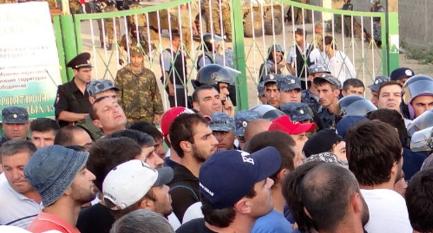 Беспорядки в районе Караман. Кумторкалинский район, 21 августа 2013 г. Фото Мурада Мурадова для "Кавказского узла"