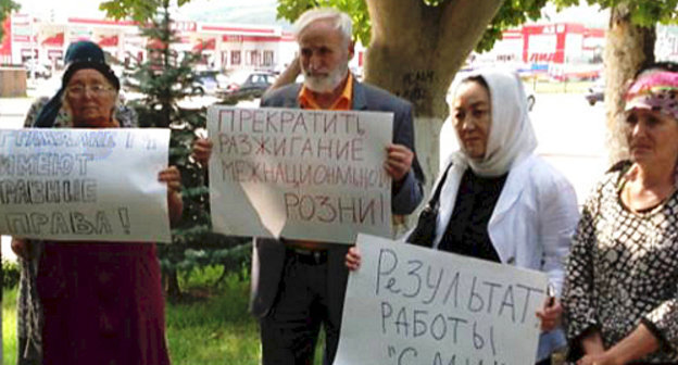 Участники пикета против дискриминации уроженцев Северного Кавказа в регионах России. Грозный, 21 августа 2013 г. Фото Хеды Саратовой
