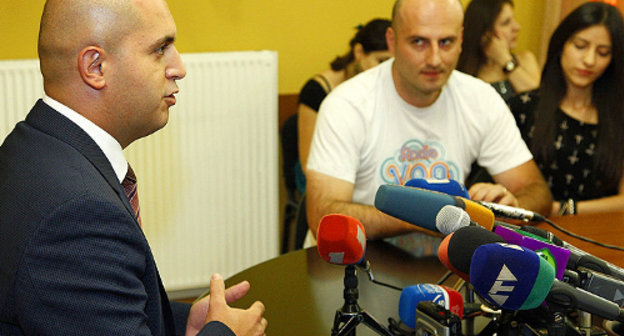 Министр науки и образования Армении Армен Ашотян на встрече с представителями молодежной студенческой инициативы "Внутринациональное освободительное движение". Ереван, 20 августа 2013 г. Фото: © PanARMENIAN Photo / 
Tigran Mehrabyan