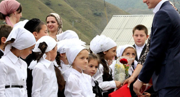 День знаний в школе имени Хусейна Исаева в Итум-Калинском районе. Чечня, 1 сентября 2012 г. Фото http://itum-kali.com/ 

