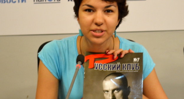 Нино Цитланадзе, пиар-менеджер русско-грузинского поэтического фестиваля «Во весь голос» представляет седьмой номер журнала «Русский клуб». Тбилиси, июль 2013 г. Фото Эдиты Бадасян для "Кавказского узла"
