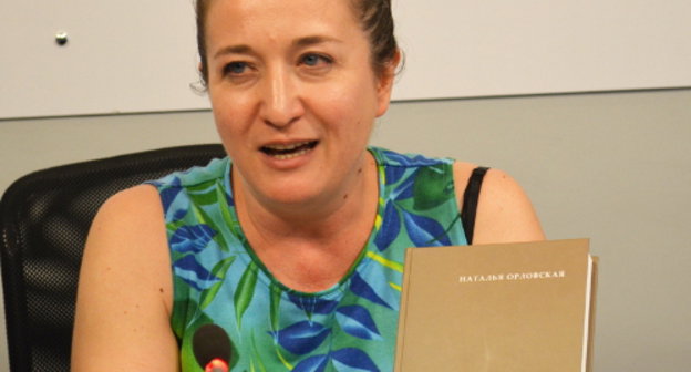 Член организационной коллегии грузино-российского поэтического фестиваля "Во весь голос" Нина Шадури представляет сборник научных статей профессора ТГУ им. Ив. Джавахишвили Натальи Орловской «Очерки по вопросам литературных связей». Тбилиси, июль 2013 г. Фото Эдиты Бадасян для "Кавказского узла"