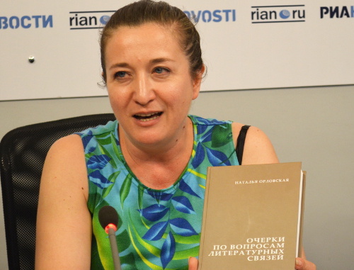 Член организационной коллегии грузино-российского поэтического фестиваля "Во весь голос" Нина Шадури представляет сборник научных статей профессора ТГУ им. Ив. Джавахишвили Натальи Орловской «Очерки по вопросам литературных связей». Тбилиси, июль 2013 г. Фото Эдиты Бадасян для "Кавказского узла"