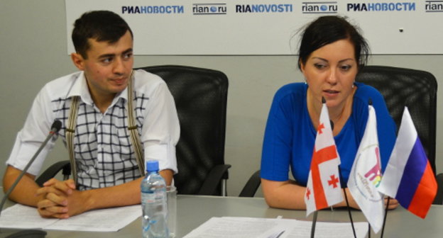 Директор Грузинского форума сотрудничества GPForum Темур Кобалия и руководитель "Клуба юристов некоммерческих организаций РФ", представитель "Ресурсного правозащитного центра России" Мария Каневская, на пресс-конференции в Тбилиси 17 июля 2013 г. Фото Эдиты Бадасян для "Кавказского узла"