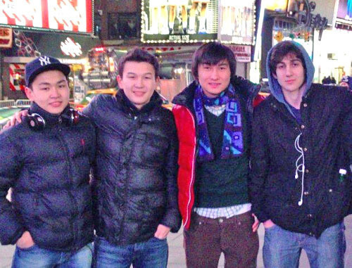 Азамат Тажаяков (второй слева), Диас Кадырбаев (третий слева), Джохар Царнаев (второй справа). Фото со страницы Диаса Кадырбаева в социальной сети "ВКонтакте".