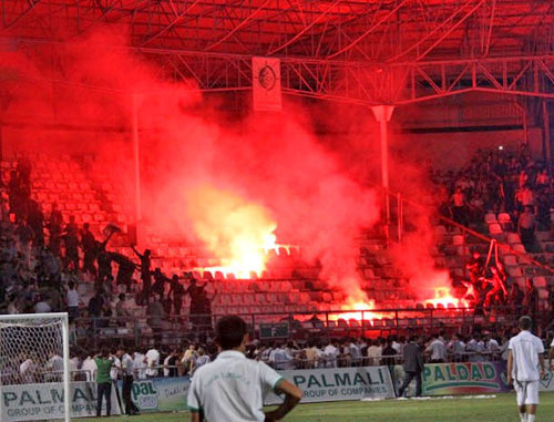 Беспорядки после футбольного матча между футбольными клубами "ХазархЛянкяран" и "Нефтчи". Азербайджан, Ленкорань, 25 августа 2013 г. Фото http://www.azerisport.com/