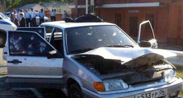 Автомобиль, в котором был расстреляны Ахмед Котиев и его водитель. Ингушетия, Малгобекский район, с.п. Нижние Ачалуки,  27 августа 2013 г. Фото пресс-службы МВД по республике Ингушетия, http://06.mvd.ru