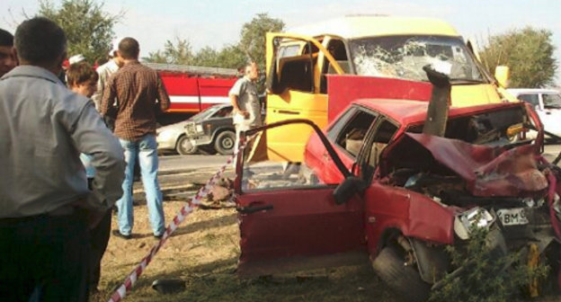 На месте ДТП с участием маршрутной «Газели» и легкового автомобиля в Кумторкалинском районе Дагестана. 28 августа 2013 г. Фото пресс-службы МВД по Республике Дагестан, 05.mvd.ru 