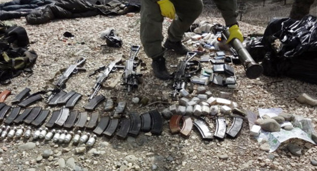 Оружие и боеприпасы, захваченные во время спецоперации в Чечне. 2013 г. Фото: nac.gov.ru