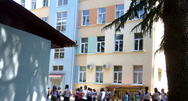 Ученики во дворе школы. Сочи, 28 августа 2013 г. Фото Светланы Кравченко для "Кавказского узла"