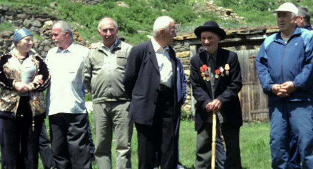 Инициативная группа по восстановлению села Шыкы на развалинах родовых домов. Кабардино-Балкария, Черекский район, май 2012 г. Фото Луизы Оразаевой для "Кавказского узла"