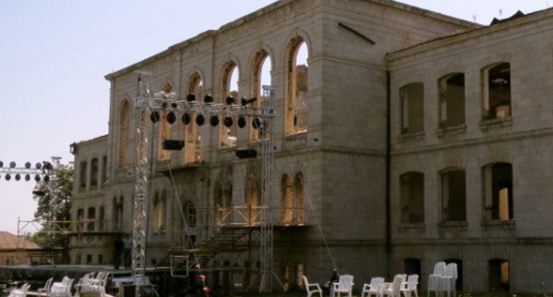 Здание Реального училища Шуши накануне премьеры оперы "Арцваберд". Нагорный Карабах, Шуши, 31 августа 2013 г. Фото Алвард Григорян для "Кавказского узла"