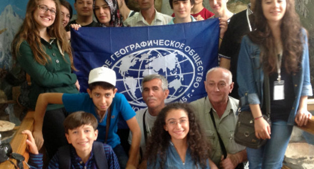 Подростки из адыгской диаспоры Турции в Национальном музее Адыгеи. Майкоп, 26 августа 2013 г. Фото Натальи Артемьевой