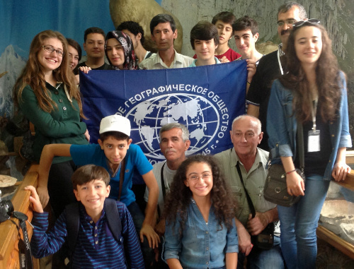 Подростки из адыгской диаспоры Турции в Национальном музее Адыгеи. Майкоп, 26 августа 2013 г. Фото Натальи Артемьевой