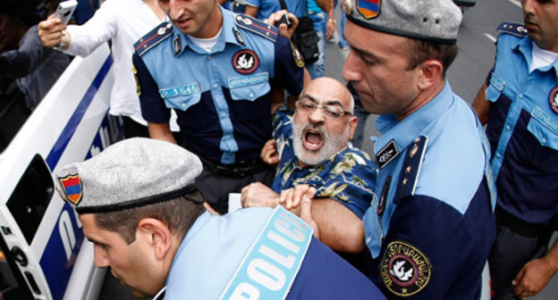 Ереван, 2 сентября 2013 г. Полиция задерживает участников акции против реконструкции крытого рынка. Фото: ©PanARMENIAN Photo/Hrant Khachatryan