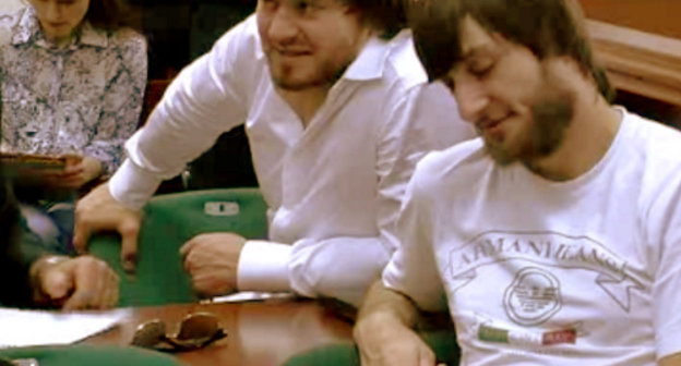 Братья Махмудовы в зале суда во время процесса по делу об убийстве Анны Политковской. Москва, 4 июня 2013 г. Кадр из видеосъемки пресс-службы Мосгорсуда, http://mos-gorsud.ru