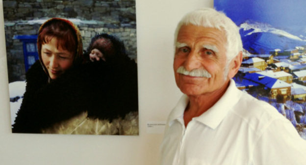 Каспийск, 29 августа 2013 г. Фотовыставка Камиля Чутуева "Дагестан в моем сердце".  Фотограф рядом с одной из своих любимых работ "Кулинская мадонна". Фото Махача Ахмедова для "Кавказского узла"