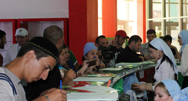 Оформление сим-карт в офисе продаж компании "Вайнах-Телеком". Грозный, 2013 г. Фото: http://www.vainahtelecom.ru