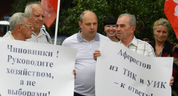 Волгоград, 4 сентября 2013 г. Пикет, организованный КПРФ, против фальсификации выборов в городскую Думу.  Фото Татьяны Филимоновой для "Кавказского узла"