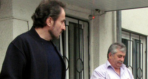 Игорь Цагоев (слева) покидает здание городского суда Нальчика. 3 августа 2013 г. Фото Людмилы Маратовой для "Кавказского узла"