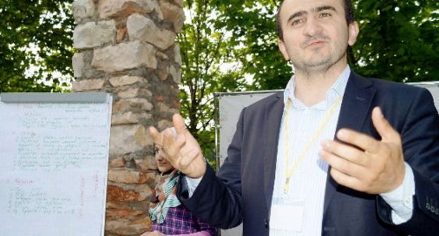 Ахмед Парагульгов на семинаре-тренинге "Школа лидеров" в Мужичах. Ингушетия, Сунженский район, май 2013 г. Фото: http://magas.su